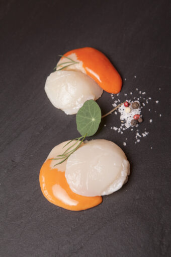 Frozen French scallops with coral