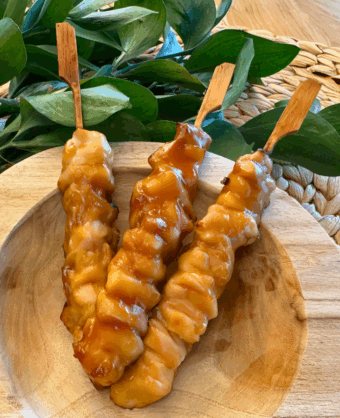 Brochette de poulet Yakitori – Filets de poulet marinés, sauce teriyaki