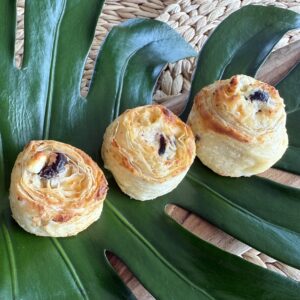 Rozichka – Mini feuilleté artisanal à la pâte filo, fromage frais et olive