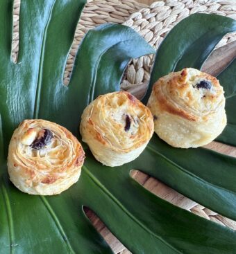 Rozichka – Mini feuilleté artisanal à la pâte filo, fromage frais et olive